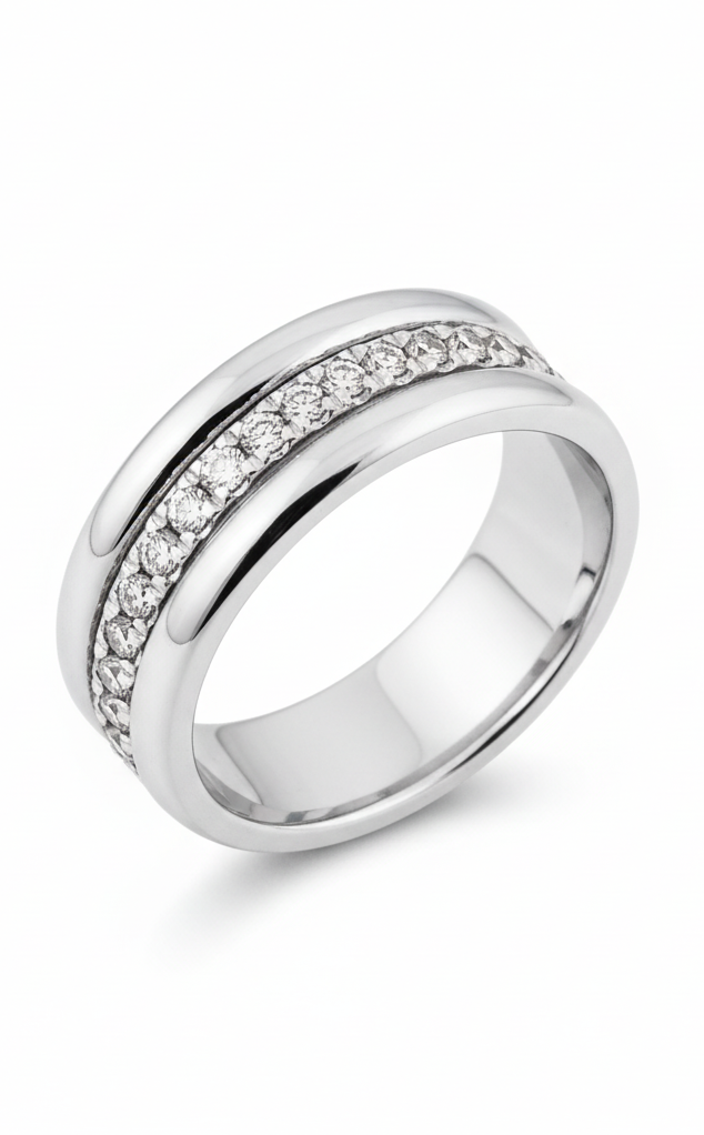 Anello con diamanti su sfondo bianco