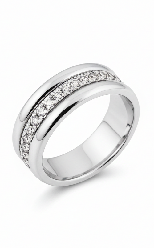 Anello con diamanti su sfondo bianco