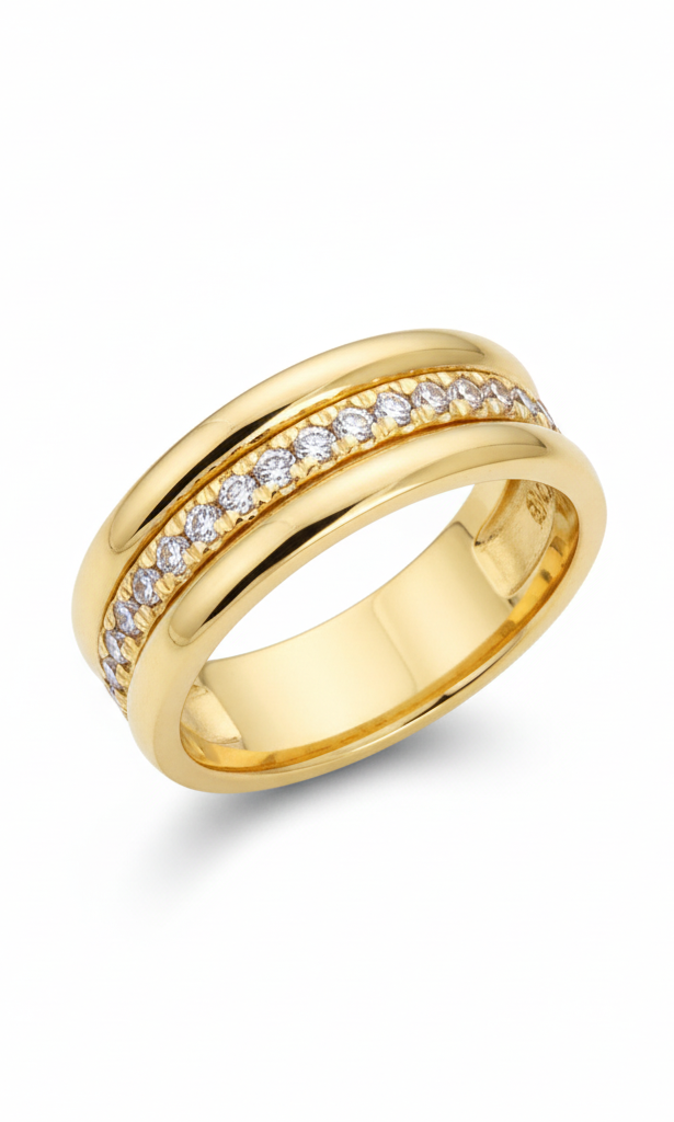 Anello in oro giallo con diamanti su sfondo bianco