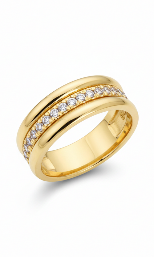Anello in oro giallo con diamanti su sfondo bianco