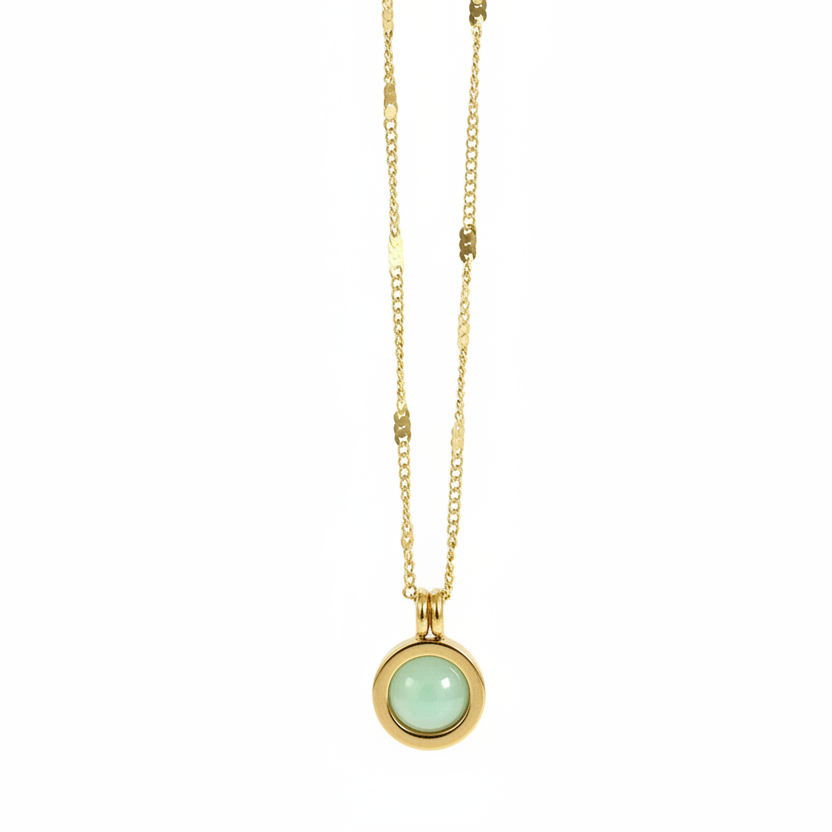 Collana con sfondo bianco